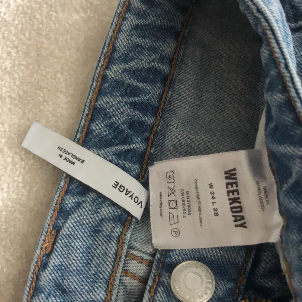 Supersnygga blåa raka jeans från weekday i modellen Voyage och storleken W 24 L 28. De är använda ett  fåtal gånger men är i ett jättebra skick.. Jeans & Byxor.