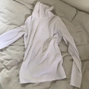 Vit turtleneck  - Vit turtleneck från boohoo. Ganska tajt till passformen, passar perfekt att ha under en klänning eller tjocktröja!