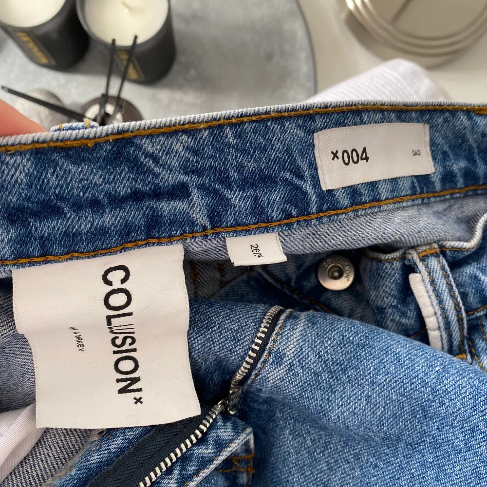 Midwaist/låga jeans i storlek 26/34, längden passar mig som är runt 170cm 🦋 . Jeans & Byxor.