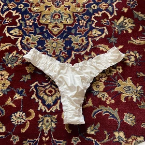 Bikiniunderdel  - Vit superfin bikiniunderdel som tyvärr är för stora på mig som har S, lappen är borta men skulle säga M💖 köpt på plick helt oanvända så vet inte riktigt vilket märke men tror de kommer ifrån Shein❤️