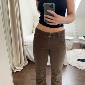 Lågmidjade jeans - As najs bruna lågmidjade manchesterbyxor. Köpt second hand men märket är Peak Performance. Väldigt fint skick. Säljer då de tyvärr inte passar mig längre:( Frakt tillkommer❤️