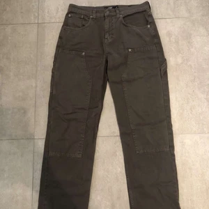 Jaded london jeans  - Helt oanvända Jaded london jeans i perfekt skick. St 32 och perfekt längd så att dem precis lägger sig över skorna. Super fina verkligen tyvärr lite för tajta för min kille. Köpta för 1100 så säljer för 700 kr men det är prutbart. Färg gråbrun. Skriv om ni har frågor❤️