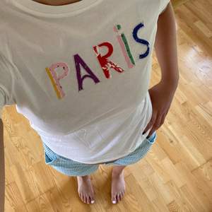 & Other Stories T-shirt med tryck. Köpt i Paris för något år sedan. Jättefint skick. Storlek 34 och passar xs och s 💕 köparen står för frakten