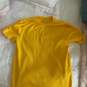 Gul topp - Säljer min gula topp från Zara. Passar en som bär storlek  S. Jag säljer för jag passar inte i färgen längre. Fint skick och aldrig använd. Skriv till mig om du är intresserad eller budar. Passar superfint när man är brun nu på sommaren 🧡
