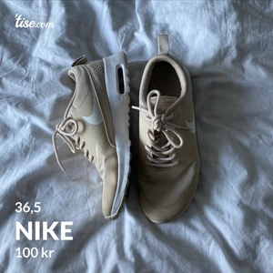 Nike/Sneakers - läs texten i min bio innan ni skickar massa frågor! snabba, direkta och krångelfria köp prioriteras! säljer ut massa från min garderob till ett billigt pris, pruta ej! fast fraktpris! önskar du däremot köpa flera av mina kläder kan jag skicka detta i samma paket för fraktpriset av en! 