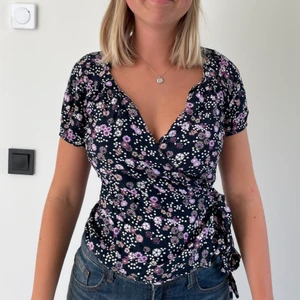 Fin blus - Så gullig omlottblus som sitter väldigt fint 🥰