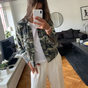 Militärjacka  - Sjukt cool militärjacka köpt för några år sedan från Gina, alltså ej tillsalu där längre. Super snygg till hösten