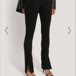 Nakd kostymbyxor med slits - Kostymbyxor från Nadk med slits. Stretchiga & sitter snyggt på rumpan. Storlek 38