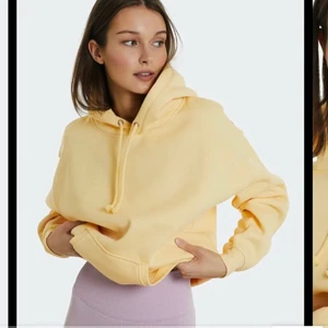 Hoddien  - Säljer en superfin gul hoddie ifrån bikbok