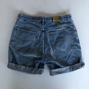 Medelhöga jeans shorts i storlek 33/34. Tillverkade under 90-talet och gjorda av 100% bomull. Shortsen passar storlek S/M och har en perfekt passform om man letar efter ett par lite mer loose fitting shorts💫