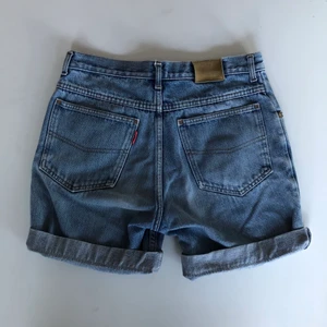 Vintage jeans shorts  - Medelhöga jeans shorts i storlek 33/34. Tillverkade under 90-talet och gjorda av 100% bomull. Shortsen passar storlek S/M och har en perfekt passform om man letar efter ett par lite mer loose fitting shorts💫