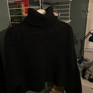 Stickad tröja  - En svart grovstickad polotröja från chiquelle, skön passform. Är i storlek one size, men passar mig mycket bra som vanligtvis har M