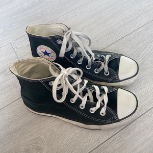 Svarta converse  - Säljer ett par svarta converse i strl 37. Använt skick, men inga större defekter. Köpare står för frakt!💙 Då flera va intresserade blir det budgivning.