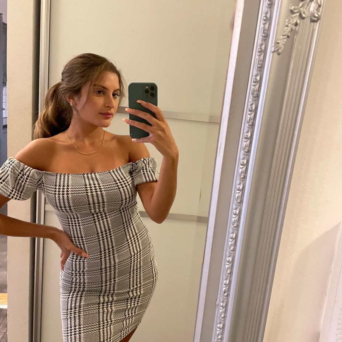 Rutig off shoulder klänning