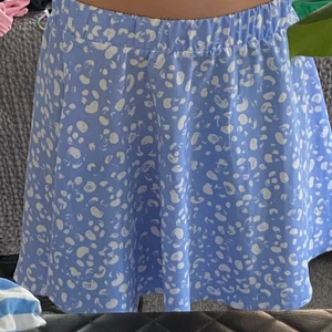 En blå kjol, storlek S - Mönsterna är så fina och har knappt använt! 😁😘monki