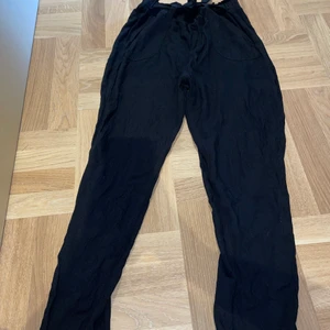 Lössittande byxa - Svart byxa