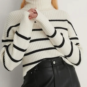 Intressekoll - Stickad tröja med lappar kvar, storlek XS