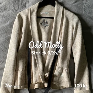 Odd Molly Cardigan i Xs - Säljer denna beiga Odd Molly kofta som har använts ett få tal gånger, ser ut som nyskick💕 Storlek Xs men passar även Xxs och S 