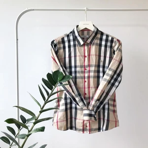 Burberry skjorta - Klassisk skjorta från Burberry i Bomull. Står storlek L men är mer som en S/M. Köpt second hand men har själv endast använt den 1 gång💗