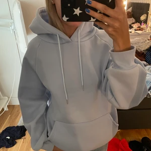 Blå hoodie - Supermysig blå hoodie som är nästan helt oanvänd. Såå mjuk o perfekt oversized på mig som är en xs💙