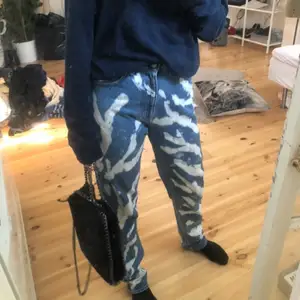 Superfina jeans med ballt mönster på både fram och baksida!!☀️storlek 25/32 , säljer för 200 kr + frakt🌼