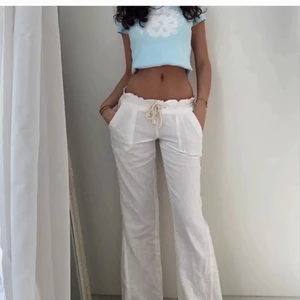 Trendiga Roxy linnebyxor! - Säljer mina skitsnygga linnebyxor från Roxy! Använda endast enstaka ggr. Är i strl M men är små i strl så passar XS-L💞 *första två bilderna är lånade* KÖP DIREKT FÖR 700+frakt**