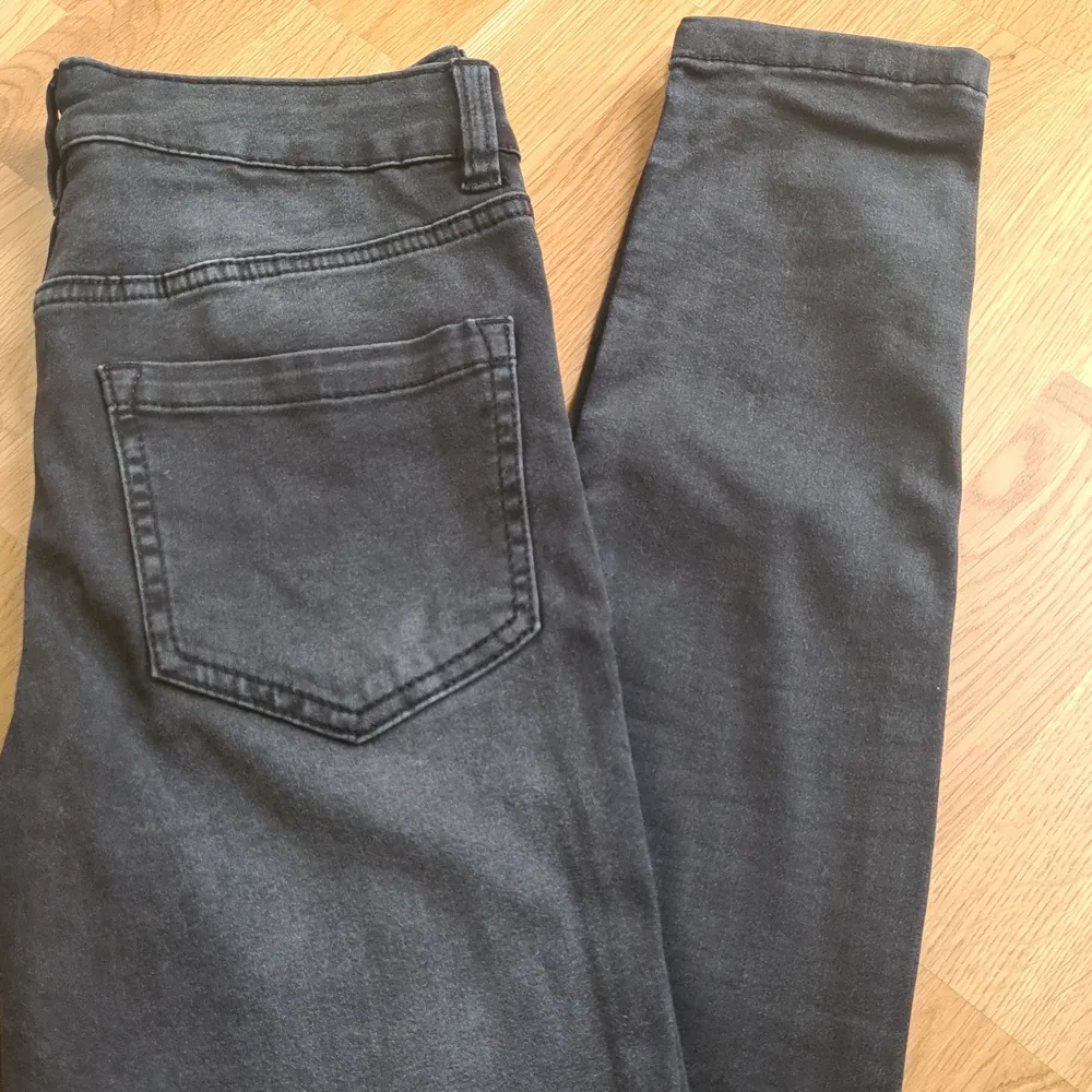 Ett par svarta, stretchiga jeans i modell 'Stella' från Kappahl. Nyskick! Köparen står för frakten.. Jeans & Byxor.