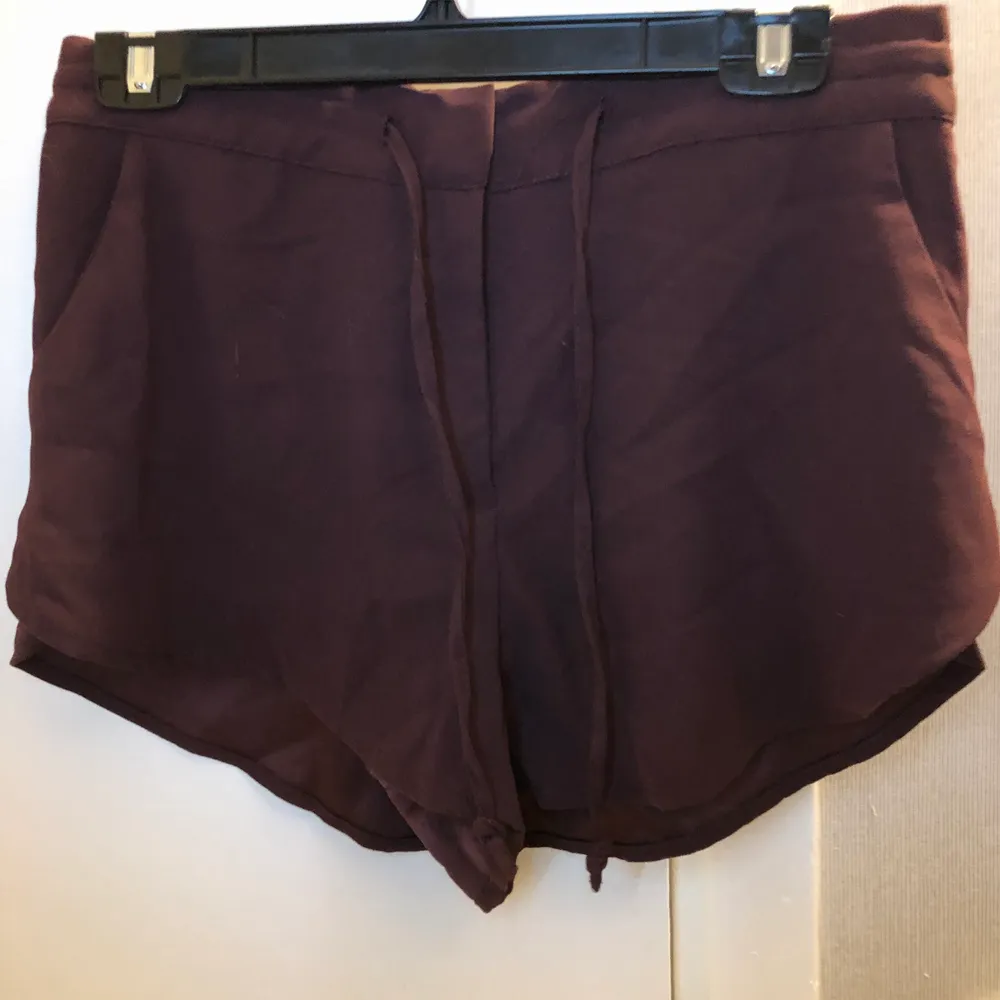 Helt nya shorts, säljes då de inte satt som jag ville🤍 prislappen är kvar🤍 storlek 38🤍 frakt tillkommer #shorts #hm #h&m (fraktkostnaden kan ändras). Shorts.