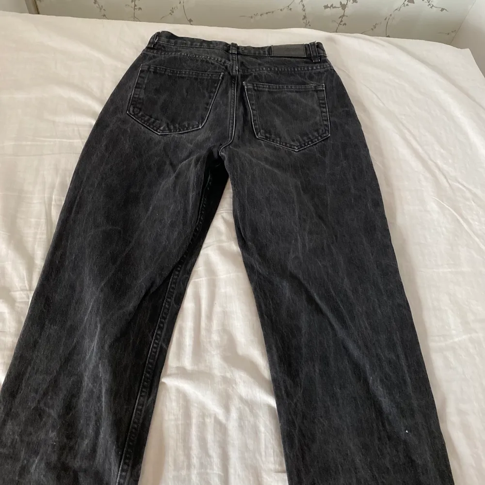 Säljer mina svarta jeans som är från Gina i stl 34 då de börjar bli för korta på mig som är 160cm. Skulle säga att dom passar nån som är mellan 150-155cm. Dom är i fint skick. Köparen står för frakt💞. Jeans & Byxor.