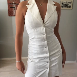Vit cocktail klänning - Assnygg vit cocktail klänning med krage och urringning. Användes som studentklänning men passar jättebra i andra festsammanhang också! Passform: XS-S. Jätteskön satin material på insidan 