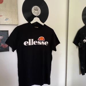 Ellesse t-shirt  - Jättebra skick🐢 passar xs-m beroende på hur man vill att den ska sitta🧡 hör av dig vid frågor!