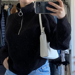 Oversized tjocktröja! - En gammal tjocktröja som jag längre inte använder! Använts bara 2-3 gånger! Har förvarat den bra så skicket är fint!Storlek: L Pris:110kr. Köparen står för frakt! Tar emot Swish eller PayPal!