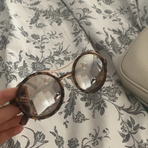 Solglasögon  - Helt okej skicka på dessa solglasögon, kommer inte till användning här så säljer dessa💕✨