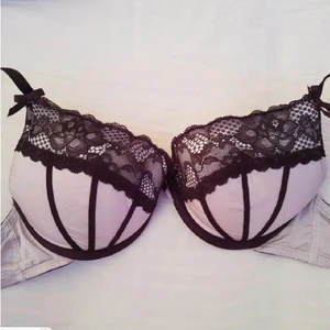 Svartvit BH  - Vit BH med Svart spets. B-kupa pushup. C-kupa om en vill ta ut inläggen.