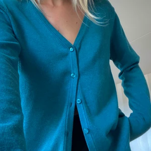 Grön kofta - Superfin grön kofta i skönt material. Storlek M men jag är vanligtvis en S och den sitter lite snyggt oversized på mig.köpte second hand. Köp direkt för 250kr eller buda i dm! 🌸Högsta bud just nu: 100kr+frakt🌸