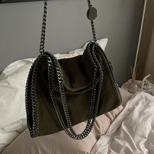 Grön väska💚 - Kikar intresset på denna superfina, olivgröna, Stella McCartney liknande väskan. 💚🙌