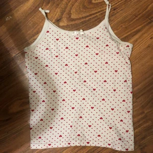 Hjärt linne - Detta är ett Linne med röda hjärtan över hela, och är i storlek 158/164