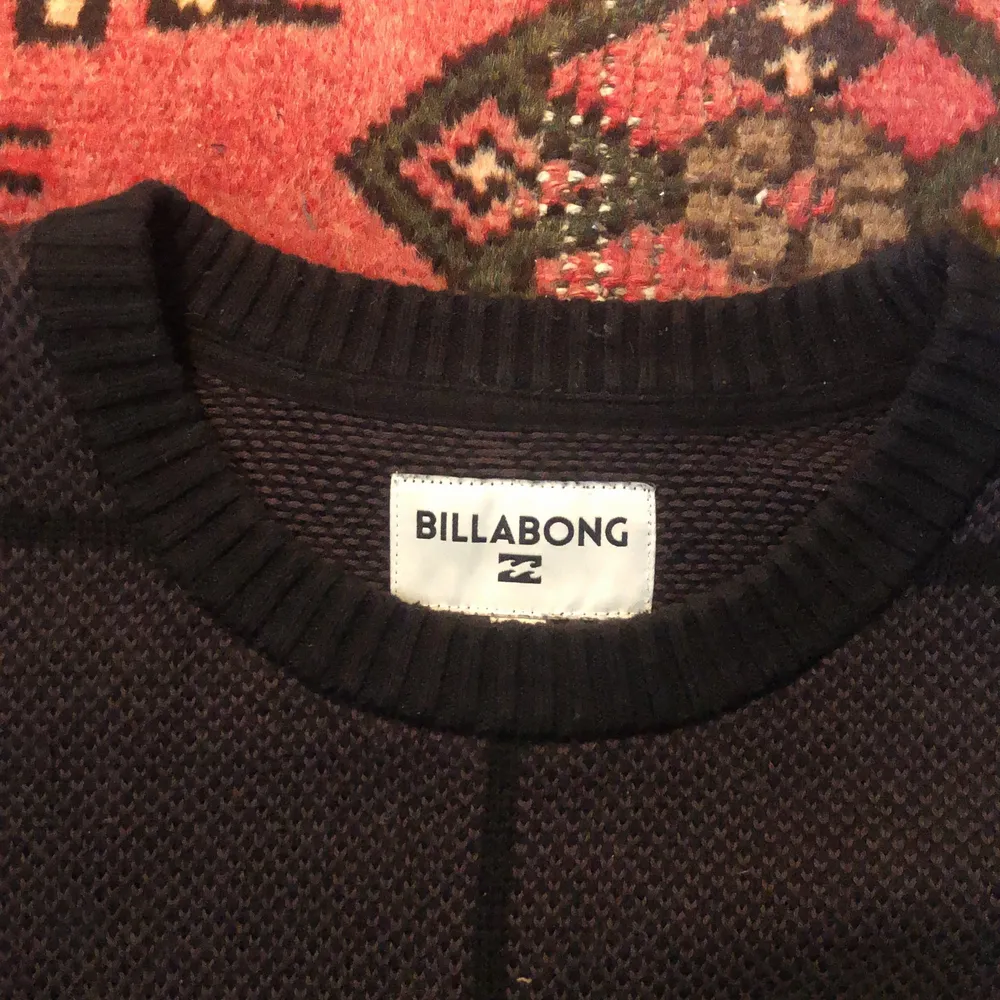 Jätte mysig stickad tröja från Billabong. I fint skick! Köparen står för frakten <3. Tröjor & Koftor.