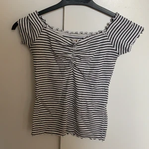 Topp  - En topp från Hollister i storlek S. Har en  likadan i svart som jag också säljer. Skriv privat om ni vill ha fler bilder. 