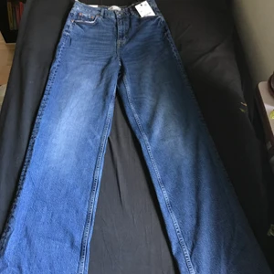 Jeans  - Säljer mina oanvända zara jeans som är helt oanvända, då dem är för stora för mig. Det är The 90’s full length jeans i färgen mörk blå eller också kallad noir blue. Dem är helt oanvända och har kvar både prislapparna. Kan både frakta och möta upp. Ny pris är 399 kr och säljer dem för 180 + frakt. Om du vill ha fler bilder så skriv gärna de💕 