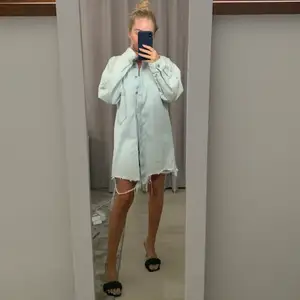 En ljustvättad jeansklänning (kan användas som en större jacka/skjorta) från Zara. Inköpt år 2019 och är suuuuuper fin!! Däremot kommer den inte till användning… 🤍💕🌸 Frakt är inte inkluderat i priset 💋