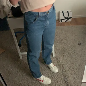 Ustop low waist jeans - Säljer mina as snygga low waisted jeans storlek 33/32 som motsvarar 38. Köpt på beyond retro, börja buda på 300 annars fast pris på 350.