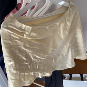 Gul kjol - Gul kjol i glansigt tyg, jag kan mötas upp i Eskilstuna annars står köparen för frakten🌟❤️