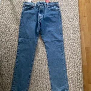 Levis jeans  - Helt nya Levis jeans 512 som var för små köpte i Levis i mall of Scandinavia för 999 kr men då dom inte passar och det inte går att lämna tillbaka så säljer jag dom här jätte fina stora nere vid benen 