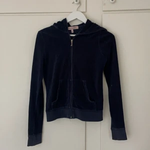 Juicy couture hoodie - Juicy couture hoodie i superbra skick! Den är verkligen så fin och bekväm. Säljer den då den inte kommer till så mkt användning hos mig💙