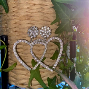 Örhängen - Örhängen med små diamanter på som säljs för 25kr+12kr frakt🌼