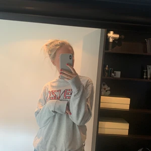 Kenzo - Mysig sweatshirt ifrån kenzo, ca 2 år gammal men skicket är som nytt, inga fläckar eller fel på den! Köpt på nk 