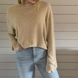 Finstickad pärltröja  - Ljusbeige finstickad tröja från HM med pärlor på ärmarna i strl S, fint skick och passar S/M Köparen står för frakt. 