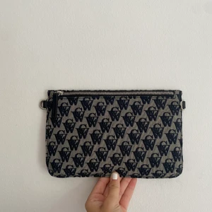 Väska från Carin wester  - Liten väska från Carin Wester, använd fåtal ggr, i bra skick. Nypris runt 300kr. 