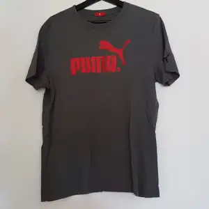 Puma t-shirt. Grå med rött tryck. 